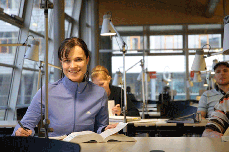 Studentin in der Bibliothek der Hochschule Ansbach