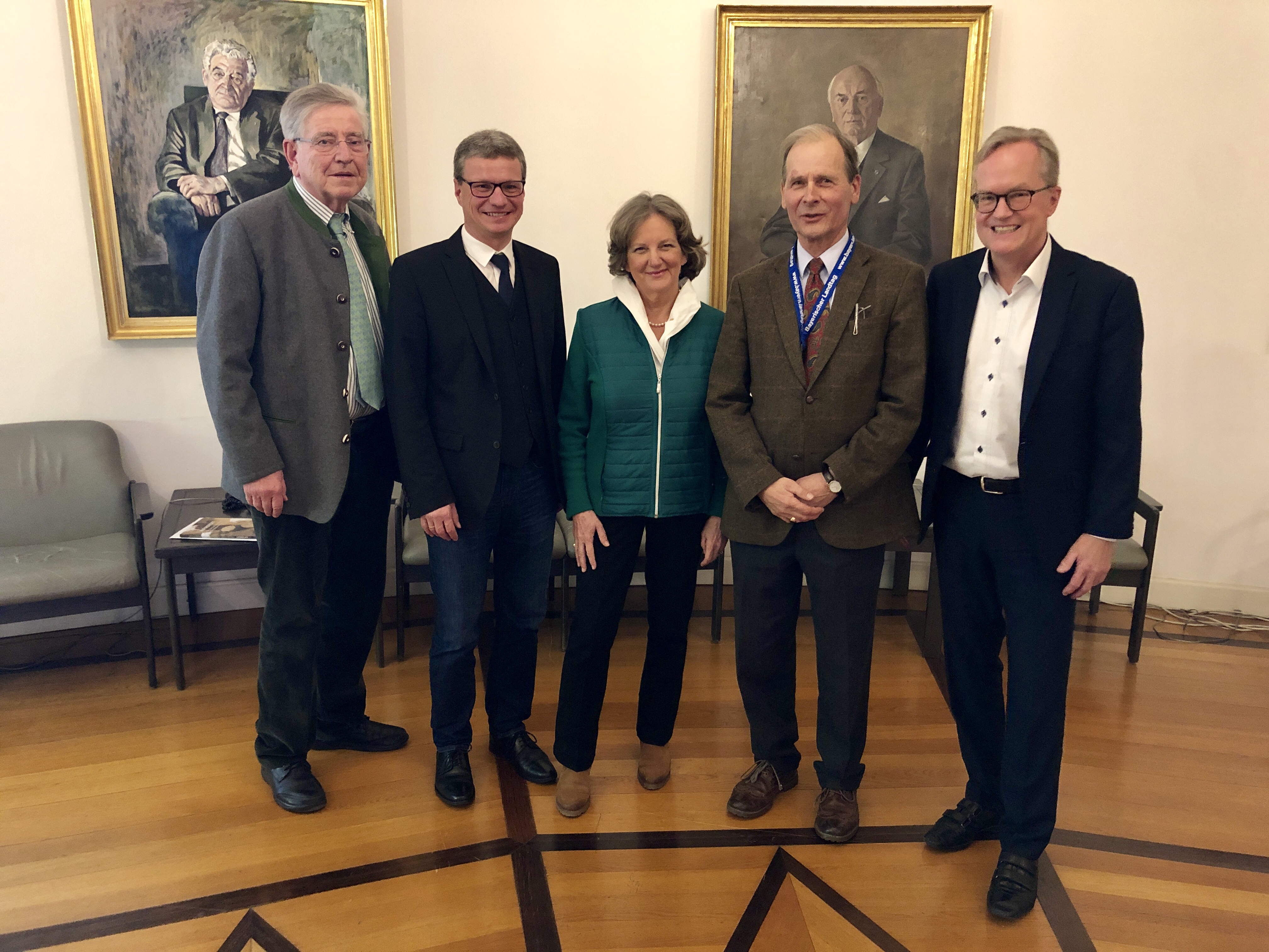 v.l.n.r.: Vorsitzender StM a.D. Dr. Thomas Goppel, Staatsminister Sibler, 1. stellvertretende Vorsitzende Dr. Karin Dengler-Schreiber, 2. stellvertretender Vorsitzender Dr. Albrecht Graf von und zu Egloffstein, Generalkonservator Prof. Mathias Pfeil