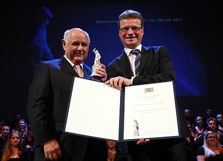 Staatsminister Bernd Sibler (r.) mit Prof. Max Frey, dem Preisträger des Jahres 2015 in der Kategorie