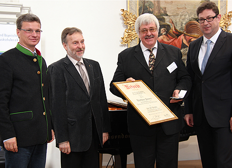 Staatssekretär Bernd Sibler mit Klaus Hatting (1. Vorsitzender VBSM), Matthias Pannes (Geschäftsführer des Verbandes deutscher Musikschulen e.V. und Preisträger der Carl-Orff-Medaille) und Landrat Martin Bayerstorfer (v.l.)