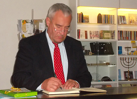 Kultusminister Dr. Ludwig Spaenle trägt sich ins Gästebuch des Museums ein: