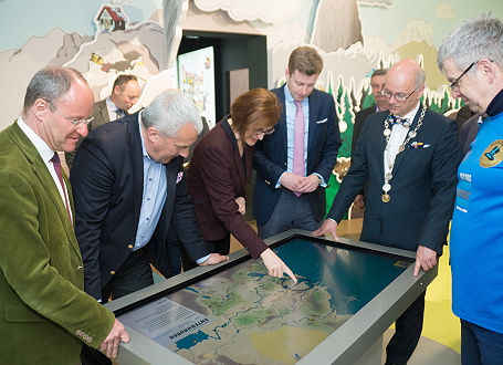 Am interaktiven Stadtplan von Entenhausen: Kunstminister Dr. Ludwig Spaenle mit Alexander König, MdB, Museumsleiterin Dr. ALexandra Hentschel, Landrat Dr. Oliver Bär, Bürgermeister Hans-Peter Baumann und Sammler und Museumsinitiator Gerhard Severin (v.l.n.r.)
