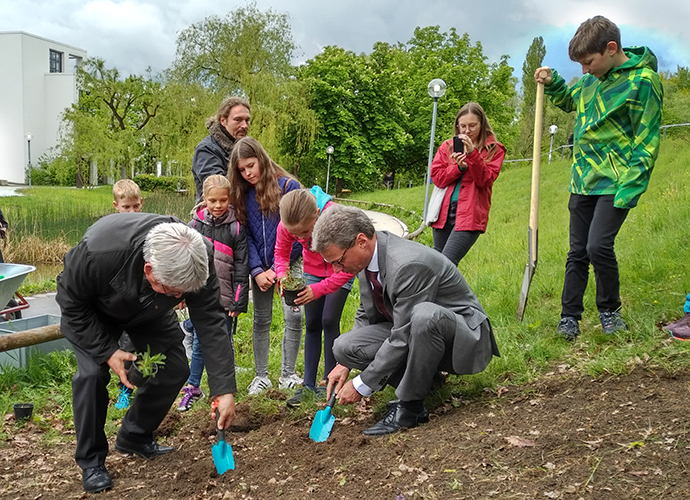 Wissenschaftsminister Bernd Sibler beim Spatenstich für das neue Insektenbiotop auf dem Campus der Universität Augsburg