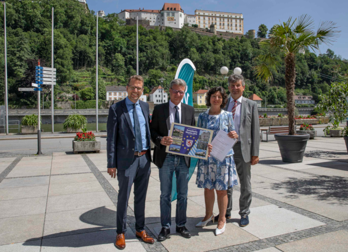Kunstminister Bernd Sibler (2. v.l.) mit Carsten Gerhard, künstlerischer Leiter, Rosemarie Weber, Vorstandsvorsitzende, und Peter Kratzer, Schatzmeister der Europäischen Wochen Passau (v.l.n.r.)