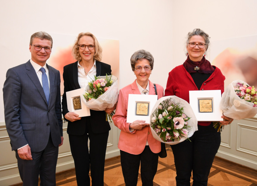 Kunstminister Bernd Sibler mit Juliane Köhler, Dagmar Nick und Anne Maar (v.l.n.r.) bei der Verleihung der Auszeichnung in München