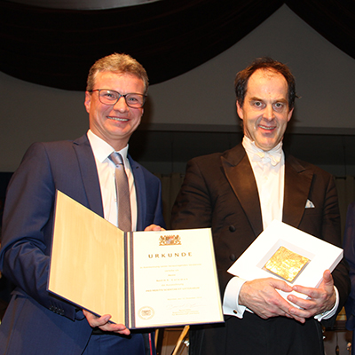 Kunstminister Bernd Sibler mit Basil H. E. Coleman (v.l.n.r.) bei der Verleihung der Auszeichnung in Osterhofen