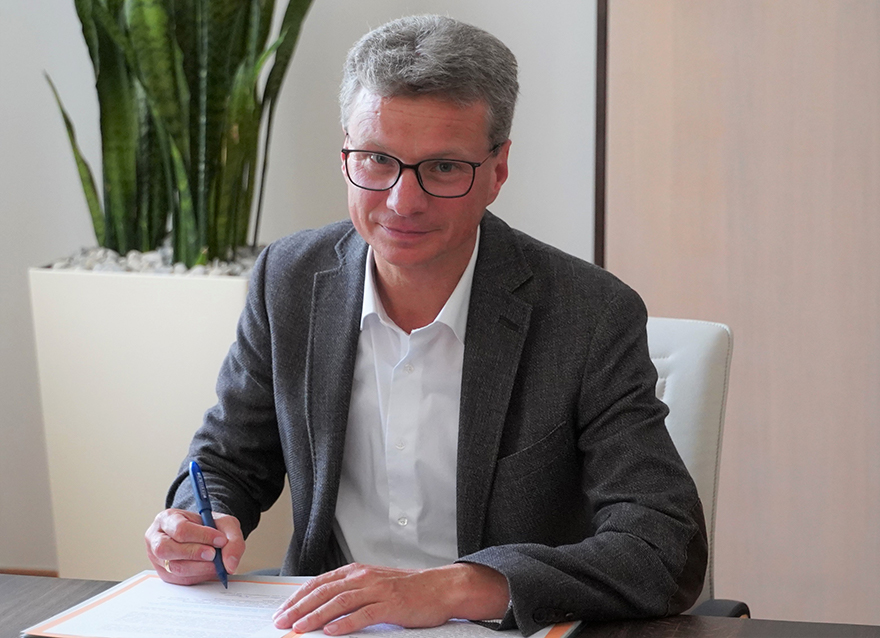 Wissenschaftsminister Bernd Sibler bei der Genehmigungsunterzeichnung