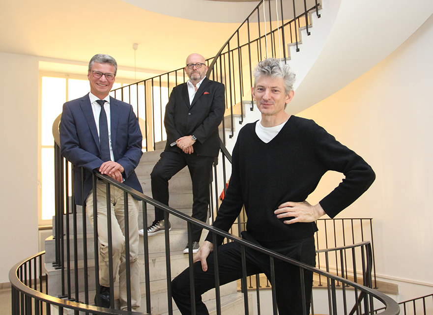 Kunstminister Bernd Sibler (l.) zusammen dem künstlerischen Geschäftsführer des Hauses der Kunst Dr. Andrea Lissoni (v.) und dem dortigen kaufmännischen Geschäftsführer Wolfgang Orthmayr (h.)