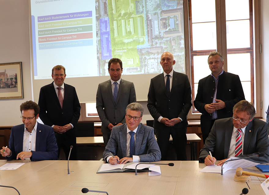 Wissenschaftsminister Bernd Sibler (Mitte) unterzeichnet mit Landrat Peter von der Grün (vorne l.) und Oberbürgermeister Dr. Bernhard Gmehling (vorne r.) eine Vereinbarung zwischen Freistaat, Landkreis und Stadt zum neuen Campus in Neuburg; dahinter stehend (v. r. n. l.: Wirtschaftsstaatssekretär Roland Weigert, Prof. Dr. Walter Schober (Präsident der THI), MdL Matthias Enghuber, MdB Dr. Reinhard Brandl