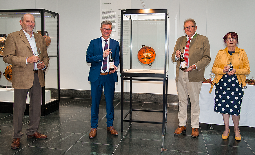 Kunstminister Bernd Sibler (2.v.l.) inmitten der siegreichen Winzer Werner Emmerich sowie Albrecht und Gudrun Stahl (v.l.n.r.)