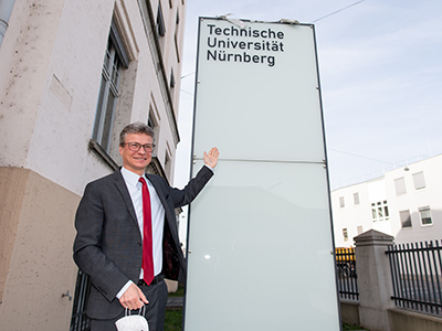 Wissenschaftsminister Bernd Sibler enthüllt eine Stele vor dem Interimsquartier der TU Nürnberg