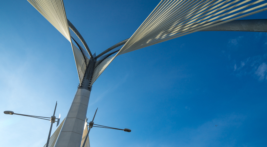 Ingenieurskunst vor blauem Himmel: Ein Teil der Seri Wawasan Brücke, einer Schrägseilbrücke in Malaysia