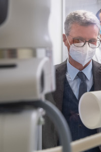 Wissenschaftsminister Bernd Sibler bei seinem Besuch am Klinikum rechts der Isar der TUM