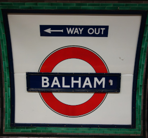 Die umgangssprachlich „tube“ (Röhre) genannte „London Underground“, hier die Beschilderung in einer Station in Südlondon, ist die älteste U-Bahn der Welt (Foto: StMWK/Michael Becker)