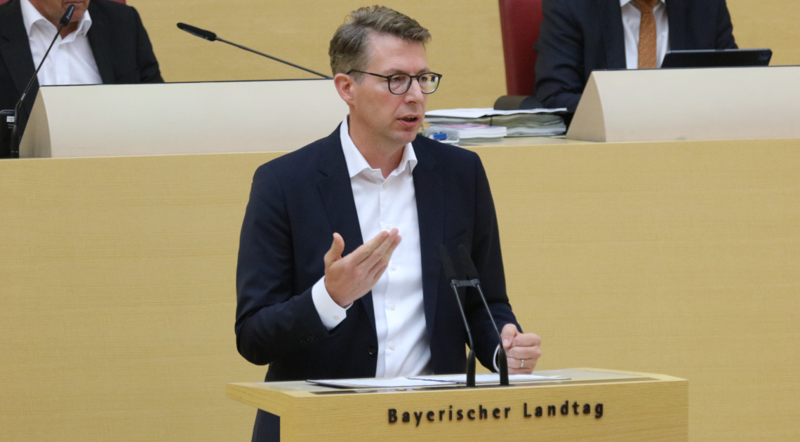 Wissenschaftsminister Markus Blume spricht am 21. Juli 2022 im Bayerischen Landtag zum neuen bayerischen Hochschulgesetz (© CSU-Fraktion)