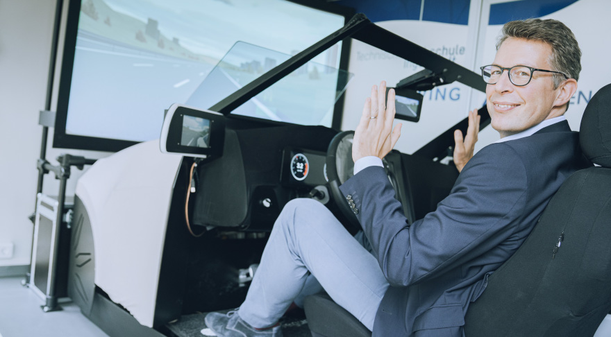 Wissenschaftsminister Blume testet beim Hofgartenfest einen Simulator für autonomes Fahren (© StMWK/Axel König)