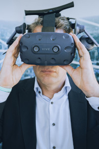 Wissenschaftsminister Blume mit einer VR-Brille (© StMWK/Axel König)