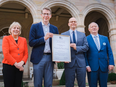 Kunstminister Blume (2.v.l.) mit KMK-Welterbekoordinatorin Dr. Birgitta Ringbeck, Oberbürgermeister Dr. Dirk Vogel (2.v.r) und Landrat Thomas Bold (r.) (© Axel König/StMWK)