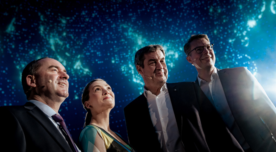 Wissenschaftsminister Markus Blume mit Ministerpräsident Dr. Markus Söder, Digitalministerin Judith Gerlach und Wirtschaftsminister Hubert Aiwanger bei der AI.BAY 2023 (v.r.n.l./© Axel König/StMWK)