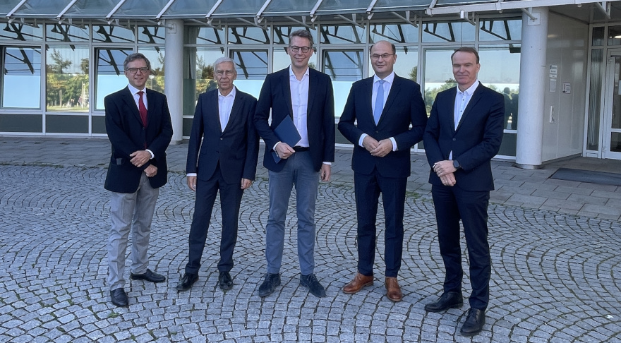 Wissenschaftsminister Markus Blume (Mitte) mit (v.l.n.r.): Prof. Dr. Dirk Hellwig (Dekan der medizinischen Fakultät), Prof. Dr. Udo Hebel (Universitätspräsident), Finanzminister Albert Füracker, Prof. Dr. Oliver Kölbl (Ärztlicher Direktor UKR) (© StMWK)