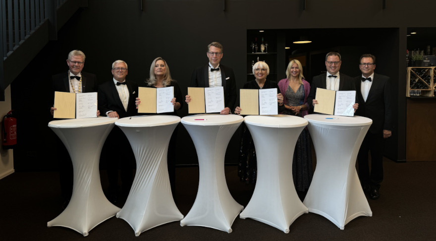 Kunstminister Blume (4.v.l.), Kulturstaatsministerin Roth (4.v.r.), Festspielleiterin Prof. Wagner (3.v.l.), OB Ebersberger (1.v.l.), Regierungspräs. von Oberfranken Luderschmid (2.v.r.) unterzeichnen die Verwaltungsvereinbarung (© Axel König/StMWK)