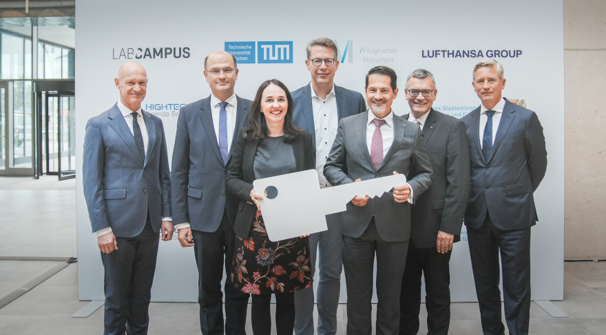 Wissenschaftsminister Blume (Mi.) mit (v.l.n.r.): Jost Lammers (Flughafen München GmbH), StM Albert Füracker, Nathalie Leroy (Flughafen München GmbH), TUM-Präs. Prof. Thomas F. Hofmann, StM Dr. Florian Herrmann und Joerg Eberhart (Lufthansa) (©Axel König)
