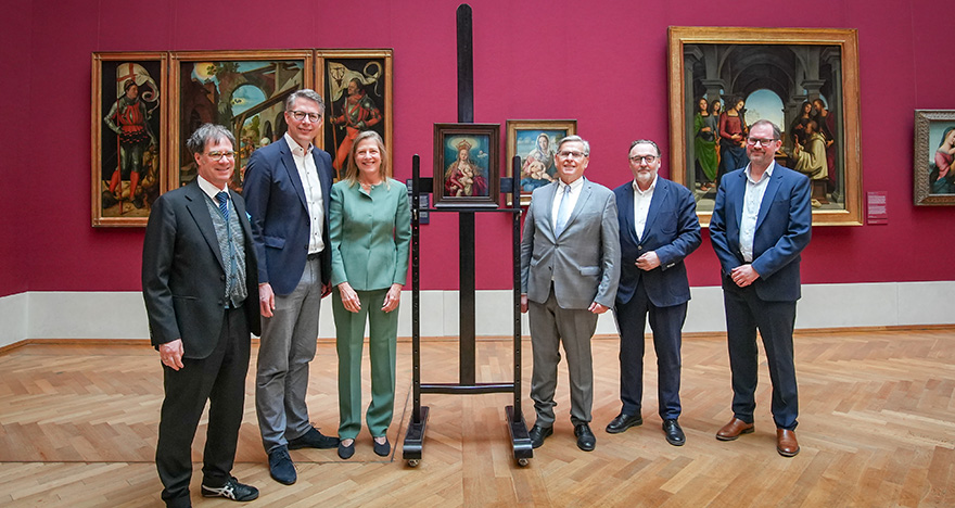 Kunstminister Markus Blume (2.v.l.) mit (v.l.n.r.) Dr. Martin Hoernes, Generalsekretär der Ernst von Siemens Kunststiftung, Elisabeth Prinzessin zu Sayn-Wittgenstein, Vorsitzende des Pinakotheks-Vereins, Dr. Thomas Weckbach, Vorsitzender des Stiftungsrates der Pesl-Stiftung Bayern, Anton Biebl, Interimistische Leitung der Bayerischen Staatsgemäldesammlungen, sowie Gabriel Dette, Sammlungsleiter Altdeutsche und Altniederländische Malerei, in der Alten Pinakothek in München. (© Axel König)