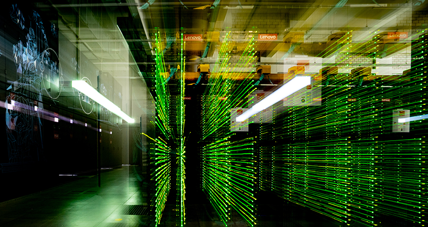 Leibniz-Rechenzentrum (LRZ) in Garching bei München: Energieeffizientes Hochleistungsrechnen, Datenmanagement und vertrauenswürdige KI sind eine wichtige Basis für den Aufbau einer KI-Gigafabrik. © Axel König/StMWK