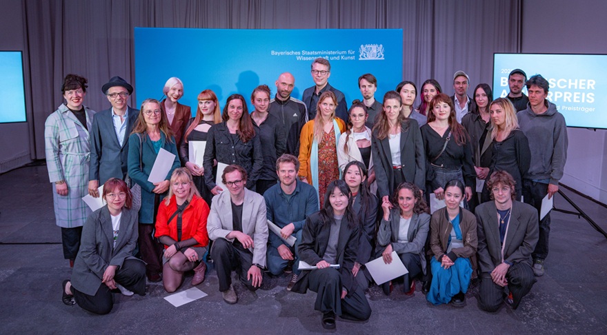 Wissenschaftsminister Markus Blume mit den Preisträgerinnen und Preisträgern der Bayerischen Atelierpreise 2025 anlässlich der Verleihung im Haus der Kunst (© Axel König/StMWK)