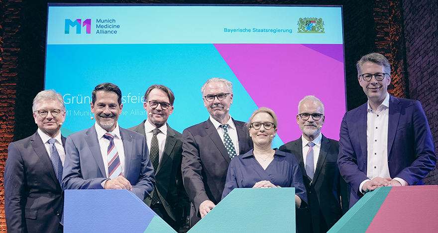 Wissenschaftsminister Markus Blume (r.), zusammen mit und Prof. Dr. Thomas Gudermann (2.v.r.), Vorstandsvorsitzender des Stiftungsvorstands von M1, Prof. Dr. Stephanie E. Combs (3.v.r.), Dekanin der TUM School of Medicine and Health, Prof. Dr. Markus M. Lerch (4.v.r.), Ärztlicher Direktor des LMU Klinikums, Prof. Dr. Dr. Matthias H. Tschöp (3.v.l.), Wissenschaftlicher Geschäftsführer von Helmholtz Munich und designierter Präsident der LMU, Prof. Dr. Thomas F. Hofmann (2.v.l.), Präsident der TUM, und Dr. Martin Siess (l.), Ärztlicher Direktor des TUM Klinikums, beim Gründungsfestakt in der Allerheiligenhofkirche in München (© Axel König/StMWK)
