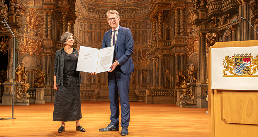 Kunstminister Markus Blume (r.) zeichnet die Schriftstellerin Christine Wunnicke (l.) im Markgräflichen Opernhaus Bayreuth mit dem Jean-Paul-Preis für ihr literarisches Lebenswerk aus. (©Andreas Gaube)