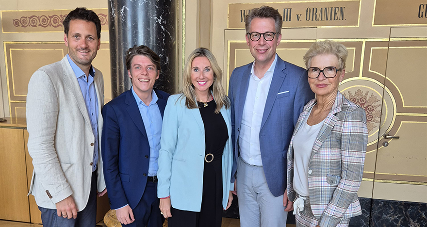 (V.l.n.r.) MdL Björn Jungbauer, MdL Felix Freiherr von Zobel, Kultusministerin Anna Stolz, Wissenschaftsminister Markus Blume und MdL Dr. Andrea Behr anlässlich der Bekanntgabe der Einrichtung des Studiengangs Psychologie mit schulpsychologischem Schwerpunkt (© KA/StMWK)