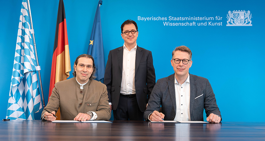 Kunstminister Markus Blume (r.) mit Staatsintendant Serge Dorny (M.) und Generalmusikdirektor Vladimir Jurowski bei der Vertragsunterzeichnung im Kunstministerium in München. © Axel König/StMWK