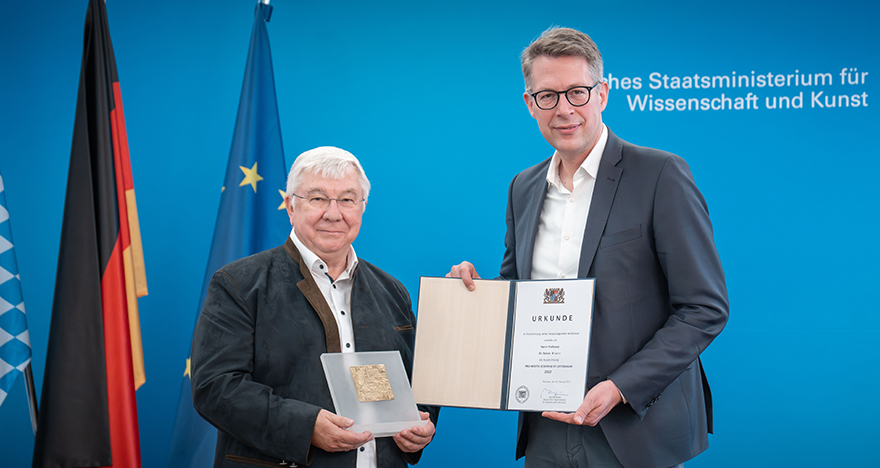 Wissenschaftsminister Markus Blume (r.) mit Quantenforscher Professor Dr. Rainer Blatt (l.) anlässlich der Überreichung der Auszeichnung PRO MERITIS SCIENTIAE ET LITTERARUM in München. (© Axel König/ StMWK)