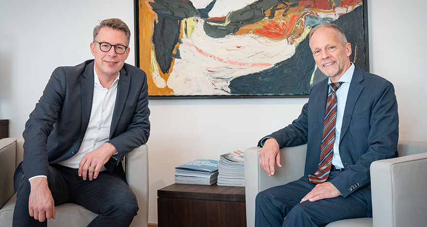 Wissenschaftsminister Markus Blume und Prof. Dr. Jörg Overmann im Wissenschaftsministerium in München (© Axel König/StMWK)