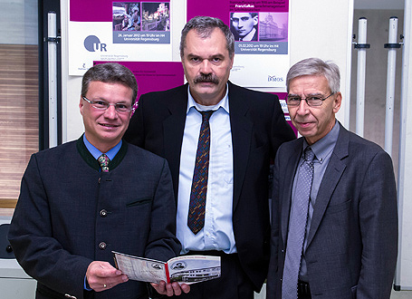 Staatssekretär Bernd Sibler mit Professor Dr. Hermann Scheuringer und Präsident Professor Dr. Udo Hebel