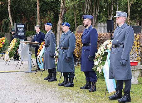 Soldaten vor Grabreihe