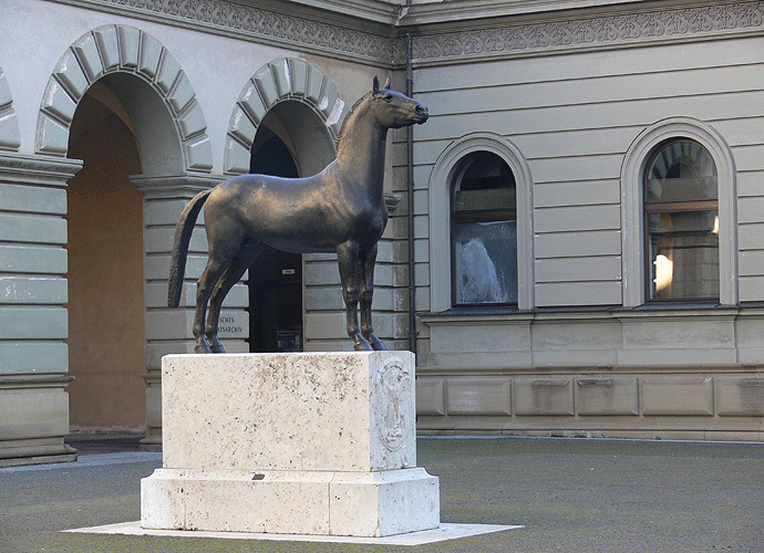 Foto: Das Pferdestandbild vor dem Haupteingang des Bayerischen Hauptstaatsarchivs
