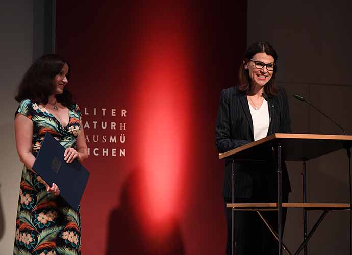 Kunstministerin Kiechle hält die Laudation auf Tanja Handels
