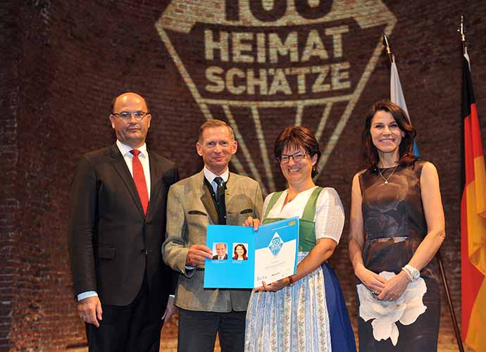 Heimatminister Füracker und Kunstministerin Kiechle prämieren das Höhlenmuseum Frasdorf für seinen Höhlenbärenschädel.