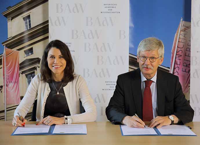 Wissenschaftsministerin Prof. Dr. med. Marion Kiechle und Akademiepräsident Prof. Dr. Thomas O. Höllmann unterzeichnen die Zielvereinbarung.