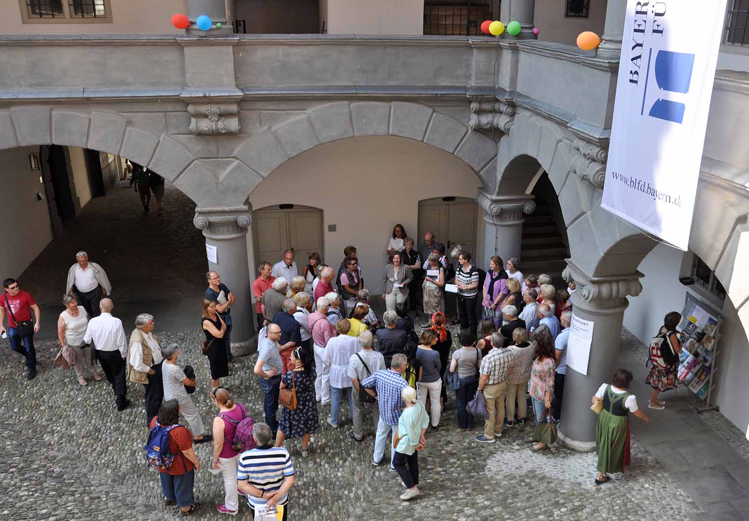 Bürgerinnen und Bürger entdecken den Innenhof der „Alten Münze“, Sitz des Landesamts für Denkmalpflege.