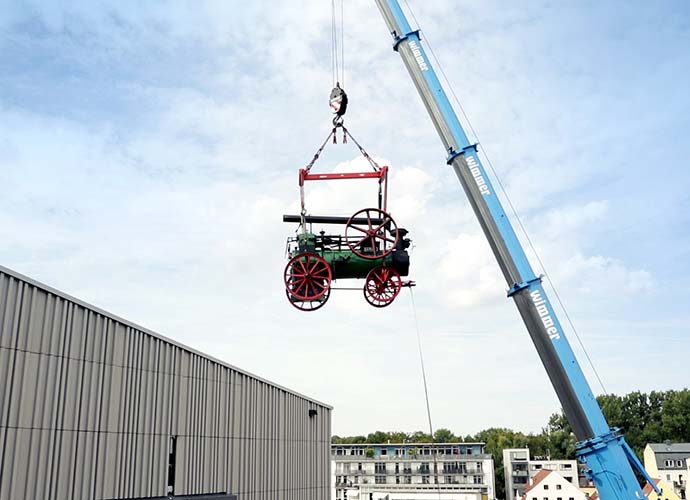 Mit Hilfe eines Spezialkrans wird die Lokomobile ins Museum der Bayerischen Geschichte gehoben.