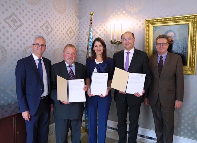 Finanzministerium München: Unterzeichnung der Vereinbarung über die Landesausstellung 2021 auf Herrenchiemsee