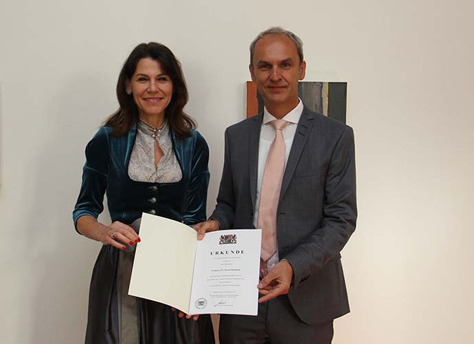 Kunstministerin Kiechle überreichte Hochschulpräsident Redmann seine Urkunde.