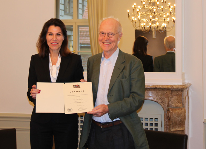 Kunstministerin Prof. Dr. med. Marion Kiechle übergibt Preis an Udo Brandhorst.