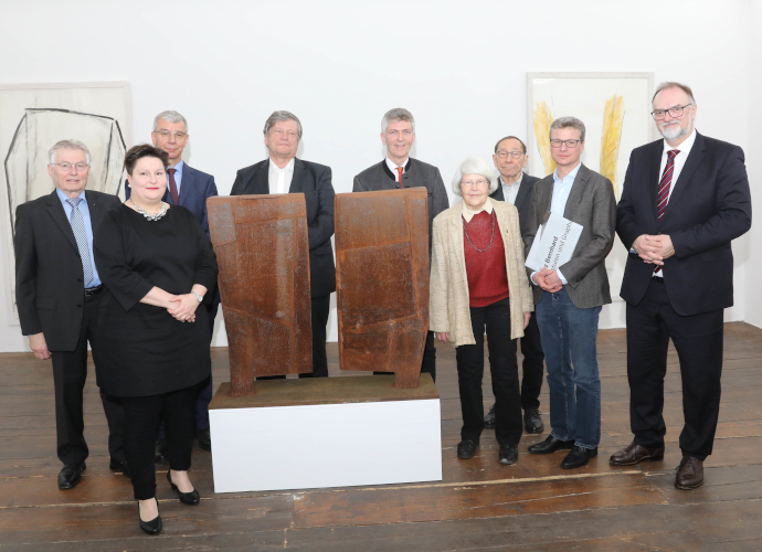 Gruppenbild mit Kunstminister Bernd Sibler vor Skulptur des Künstlers Franz Bernhard
