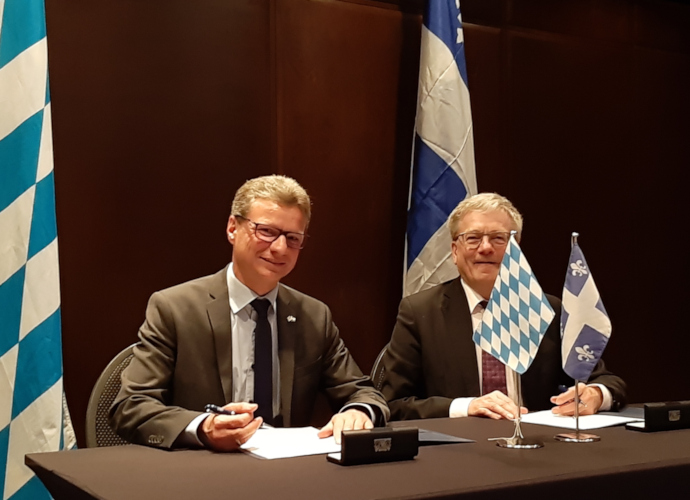 Staatsminister Bernd Sibler (l.) und Rémi Quirion (r.): Unterzeichnung der Boing Declaration of Intent