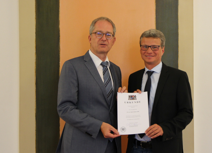Wissenschaftsminister Bernd Sibler (r.) überreicht die Ernennungsurkunde an Prof. Dr. Stefan Leible