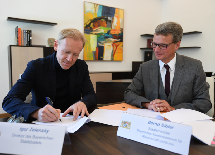 Kunstminister Bernd Sibler (r.) mit Igor Zelensky bei der Unterzeichnung der Vertragsverlängerung
